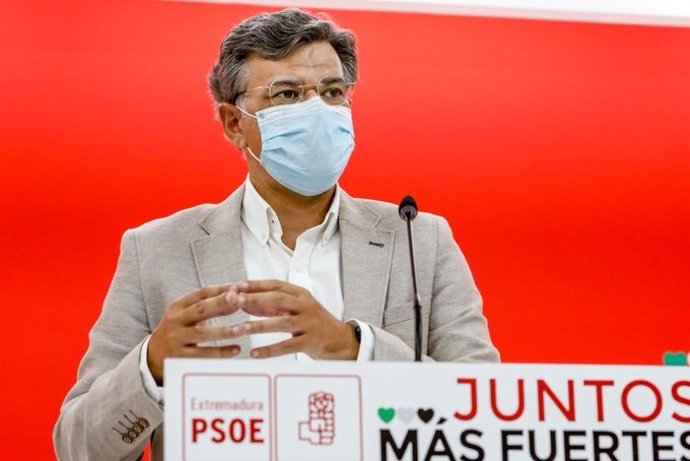 El portaveu del PSOE d'Extremadura, Juan Antonio González, en roda de premsa.