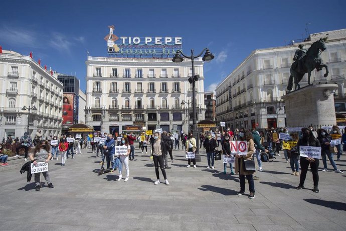 Varios enfermeros y enfermeras se concentran en la Puerta del Sol con motivo del Día Internacional de la Enfermería, a 12 de mayo de 2021, en Madrid (España). Esta concentración ha sido convocada por el colectivo Enfermería de Madrid Unida (EMU) y CSIT 
