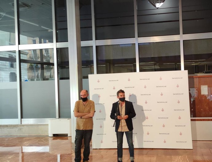 El presidente del OCH, Eugeni Rodríguez, y el concejal de Derechos de Ciudadanía y Participación de Barcelona, Marc Serra, en rueda de prensa.