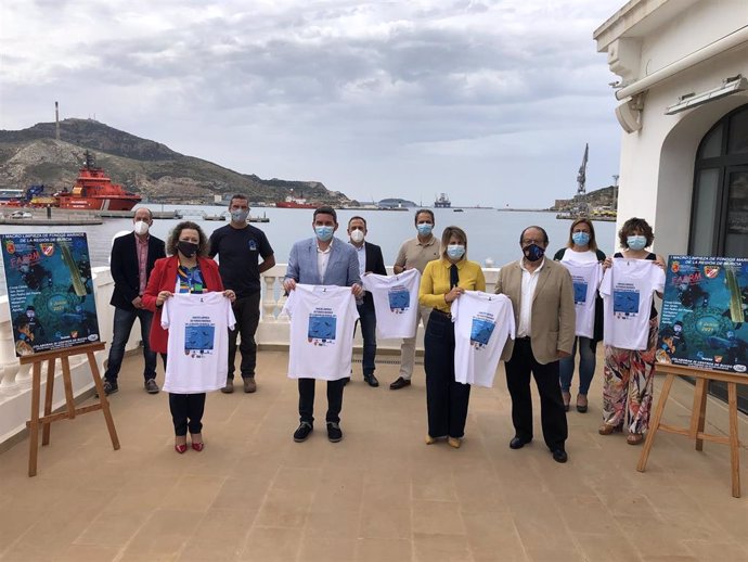 El consejero Antonio Luengo (4i) y el resto de representantes de la Autoridad Portuaria, ayuntamientos y federación y asociaciones de buceo, en el acto de presentación celebrado en Cartagena