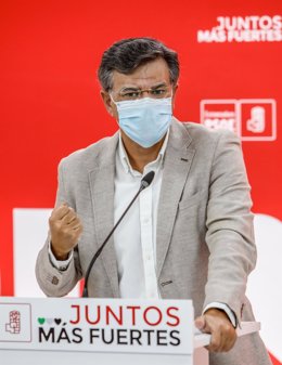 El portavoz del PSOE de Extremadura, Juan Antonio Gonzalez,  en rueda de prensa
