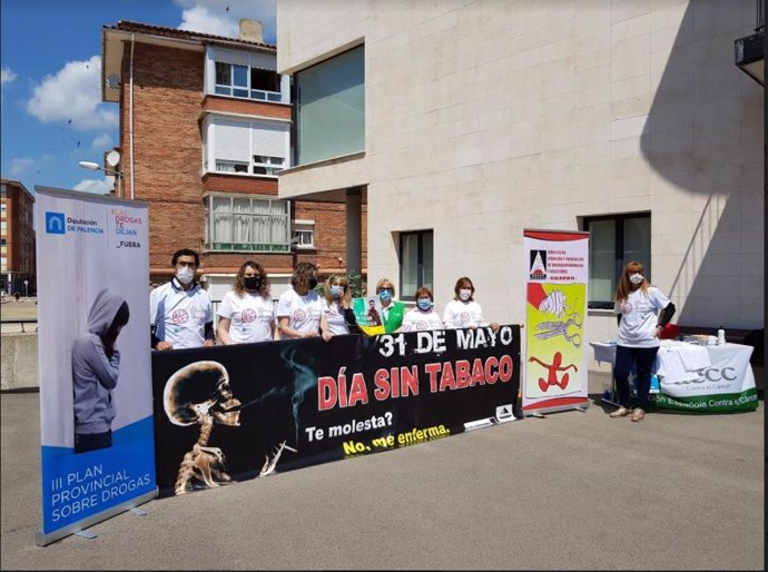 Mesa informativa organizada por Diputación de Palencia con motivo del Día Internacional sin Tabaco.