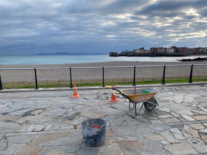 Archivo - Mejora del suelo del Paseo de Ostende en Castro Urdiales. Archivo