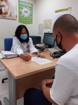 Soledad Montserrat, psicóloga de la Unidad de Tabaquismo del HUVM, atendiendo a un usuario 