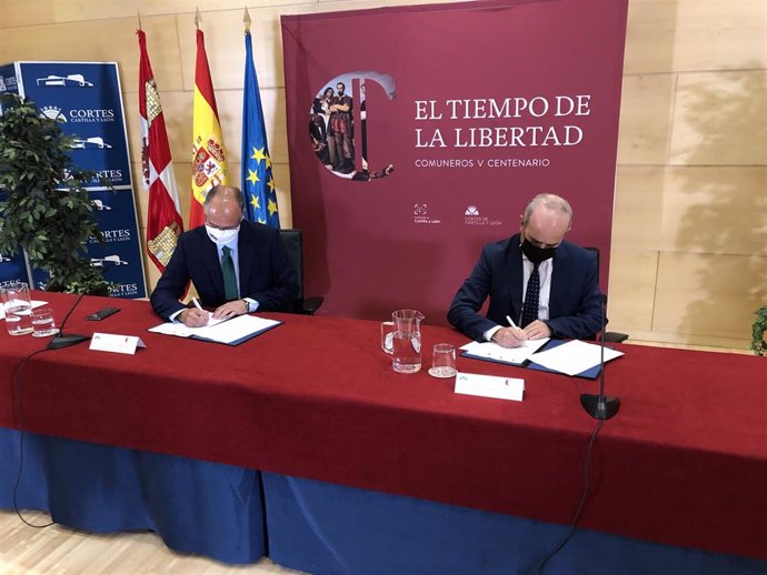 De izquierda a derecha: el presidente de las Cortes y de la Fundación de Castilla y León, Luis Fuentes, y el rector de la UNED, Ricardo Mairal, firman el convenio de colaboración.