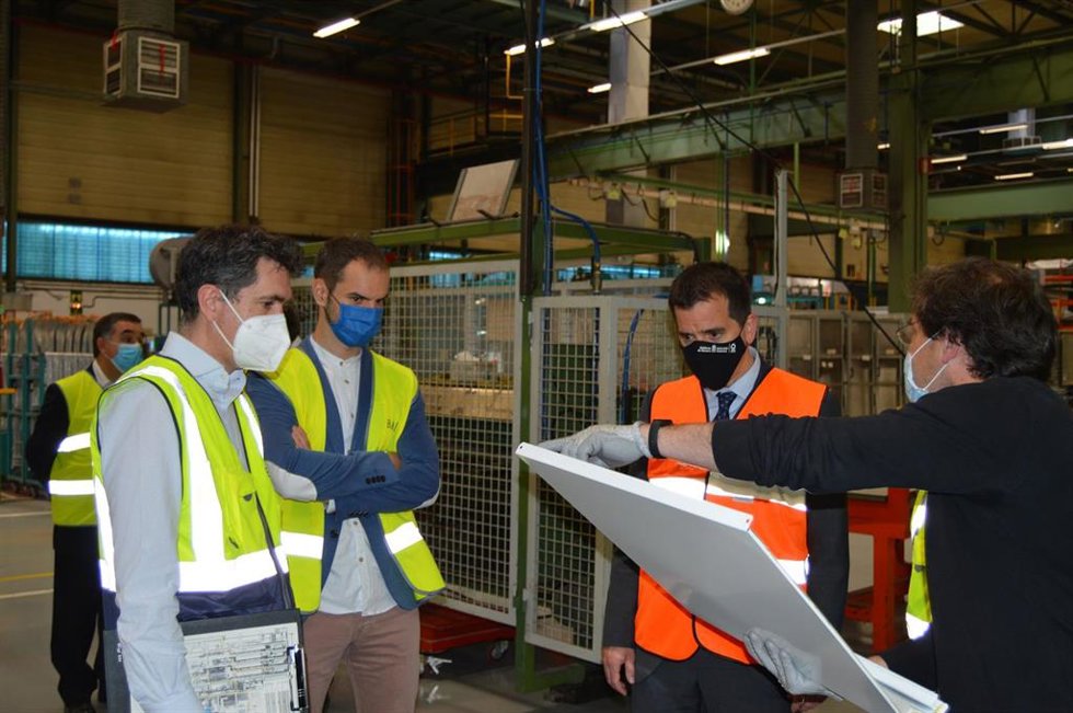 El consejero Irujo observa una de las piezas de los electrodomésticos fabricados en la planta de Esquíroz.