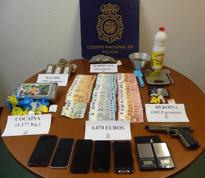 Efectos intervenidos por la Policía Nacional en un operativo con nueve detenidos por tráfico de drogas en Ribeira (A Coruña).