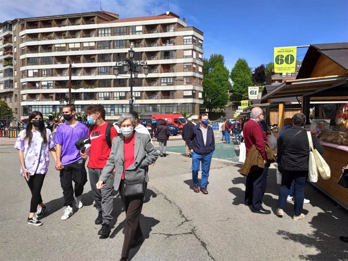 Personas paseando en la Feria de la Ascensión en La Losa de Oviedo.