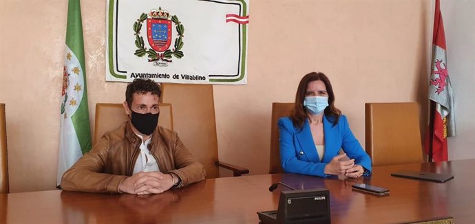 La consejera de Empleo e Industria, Ana Carlota Amigo, junto al alcalde de Villablino, Mario Rivas.