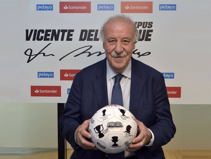 Archivo - Vicente del Bosque posa con uno de los 33 balones solidario de Banco Santander