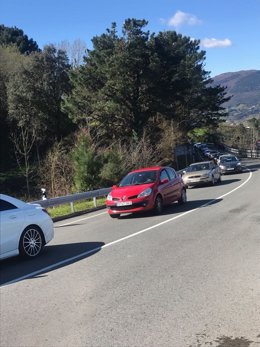 Archivo - Vehículos en una carretera vasca