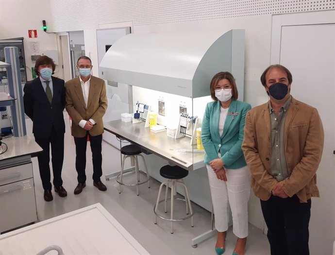 El Hospital Quirón de Zaragoza dona una cabina de seguridad biológica a la Universidad San Jorge.