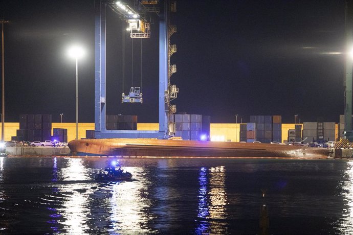 Un barco de mercancías volcado en el mar a 28 de mayo de 2021, en Castelló