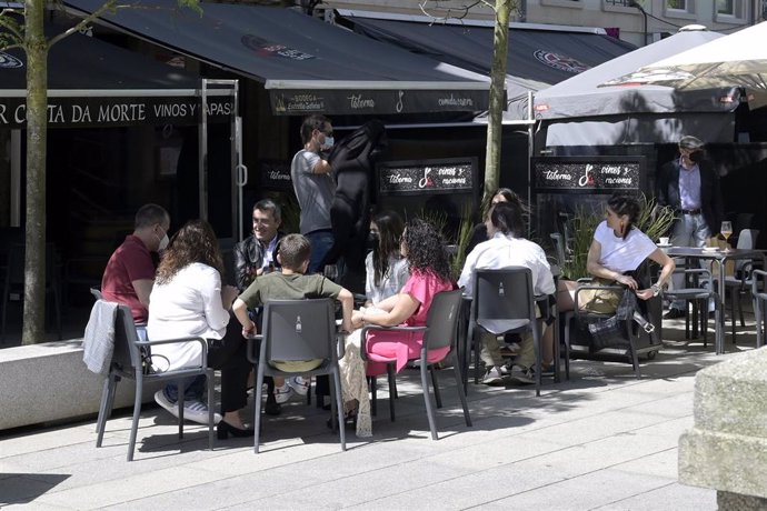 Un grupo de personas se reúne en un local de hostelería de A Coruña tras entrar en vigor las nuevas medidas