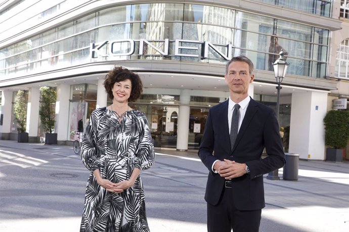 Managing partner KONEN Gabriele Castegnaro with Breuninger CEO Holger Blecker / Jessica Maiwald-Kassner