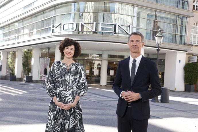 Managing partner KONEN Gabriele Castegnaro with Breuninger CEO Holger Blecker / Jessica Maiwald-Kassner