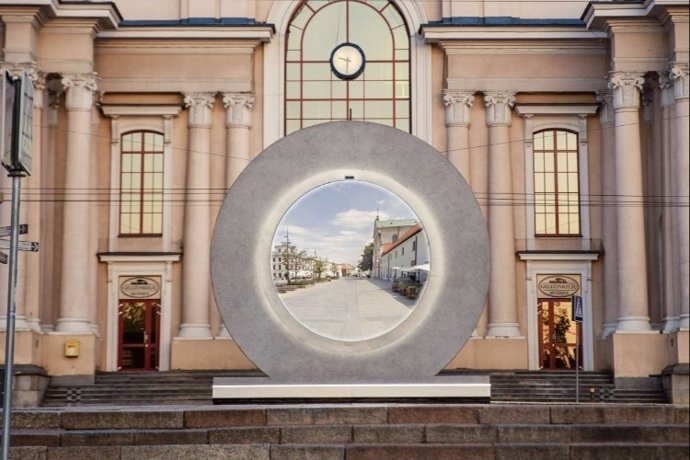 Imagen del portal instalado en Vilna (Lituania)