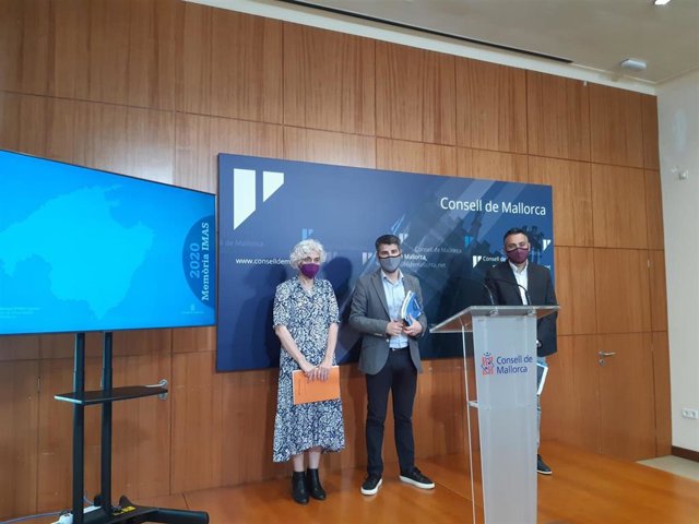 (I-D) La Vicepresidenta Segunda Del IMAS, Magdalena Gelabert; El Presidente Javier De Juan, Y El Vicepresidente Primero Jaume Tortella.