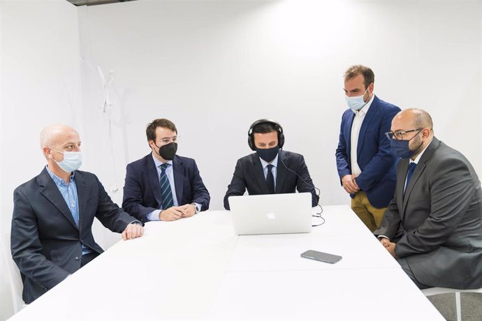 El presidente durante la reunión en Fitur