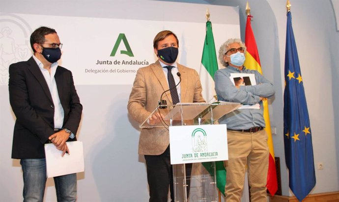 El delegado del Gobierno andaluz en Córdoba, Antonio Repullo (centro), junto al delegado de Desarrollo Sostenible, Giuseppe Aloisio (izda.), presenta los medios del Pan Infoca