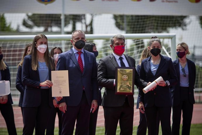 Alexia Putellas, José Manuel Franco y Joan Laporta durante la entrega de la Placa de Oro de la ROMD al FC Barcelona Femenino