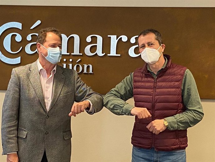 El presidente de la Cámara de Comercio de Gijón, Félix Baragaño, y  José María Flórez Cienfuegos-Jovellanos, de la Fundación Hogar de San José, durante la firma de  un convenio de colaboración