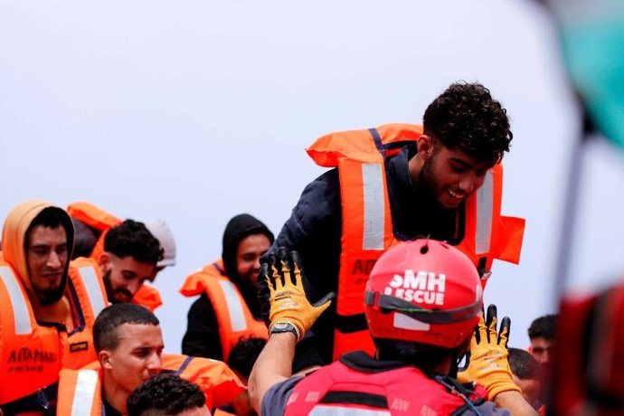 Imagen de archivo de un migrante rescatado por el Aita Mari en el Mediterráneo.