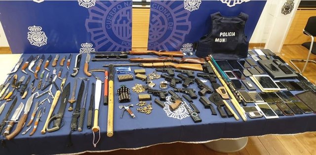 Armas y objetos incautados en la operación 'Ansúrez'.