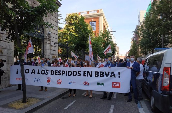 Empleados de  BBVA se concentran en Valladolid ante las oficinas de la entidad.