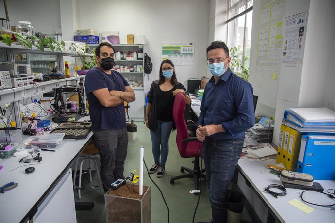 Equipo del departamento de Producción Vegetal de la Escuela Superior de Ingenieros Agrónomos de la UPCT, con el catedrático Alejandro Perez Pastor a la derecha; la investigadora en bioquímica  Susana Zapata García; y el ingeniero  Pablo Berrios Reyes