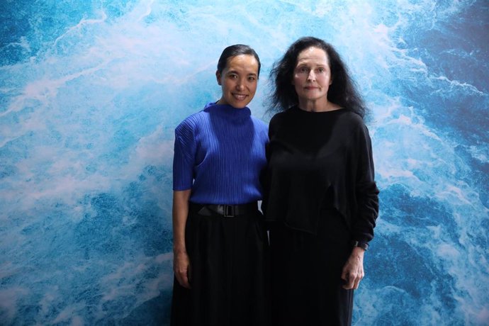 La apneista japonesa Ai Futaki (i) y la fotógrafa Premio Nacional de Fotografía 2016, Isabel Muñoz (d), posan en la instalación 'Somos agua'