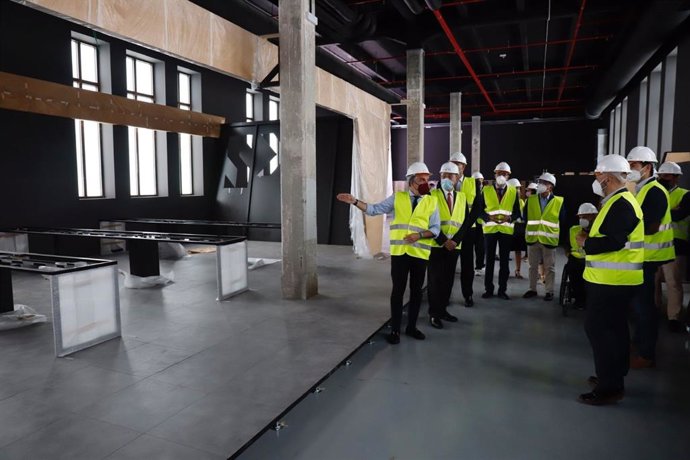 El consejero de la Presidencia, Elías Bendodo, junto con  el presidente de Telefónica España, Emilio Gayo, y el alcalde de Málaga, Francisco de la Torre, en la visita de las obrs de 42 Málaga
