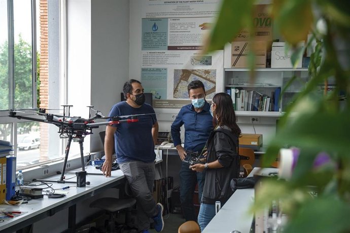 Equipo del departamento de Producción Vegetal de la Escuela Superior de Ingenieros Agrónomos de la UPCT, con el catedrático Alejandro Perez Pastor en el centro; la investigadora en bioquímica  Susana Zapata García; y el ingeniero  Pablo Berrios Reyes