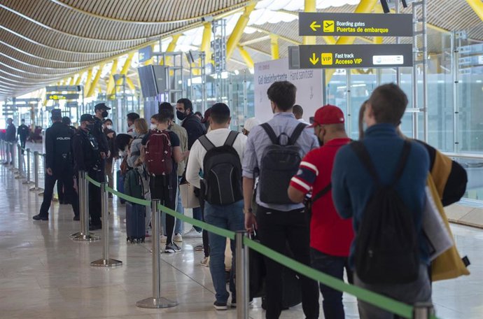 Archivo - Agentes de policía nacional realizan controles a los pasajeros de la T4 del Aeropuerto Adolfo Suárez Madrid-Barajas