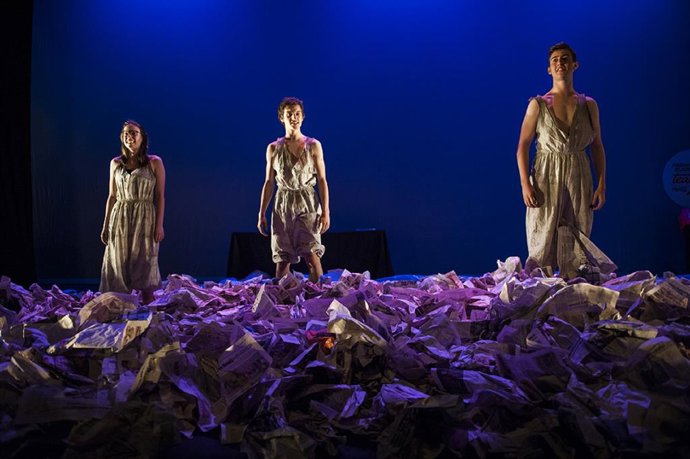 Archivo - Grupo teatral 'La Inestable', ganador no escolar en la 14 edición de los Premios Buero de Coca-Cola.