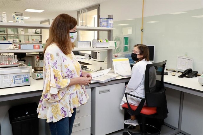 La presidenta del Govern, Francina Armengol, durante su visita al Laboratorio de Salud Pública.