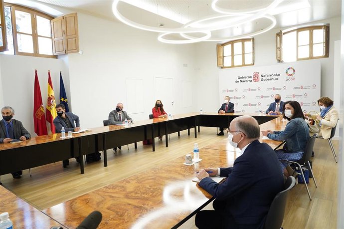 Visita de la delegación vasca al centro de operaciones de Avantius, en Tracasa Instrumental, sociedad pública dependiente del Gobierno de Navarra.