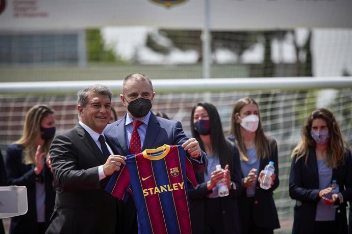 José Manuel Franco recibe de manos de Joan Laporta una camiseta del FC Barcelona Femenino 