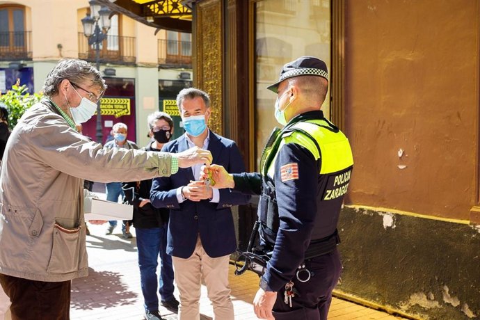 Fotos de la entrada de la comisión inspectora en la antigua joyería Aladrén, en Zaragoza, el pasado 18 de mayo de 2021.