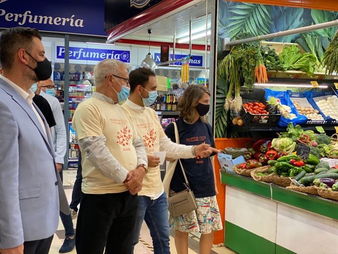 El alcalde en el mercado de Algirós para la presentación de la campaña