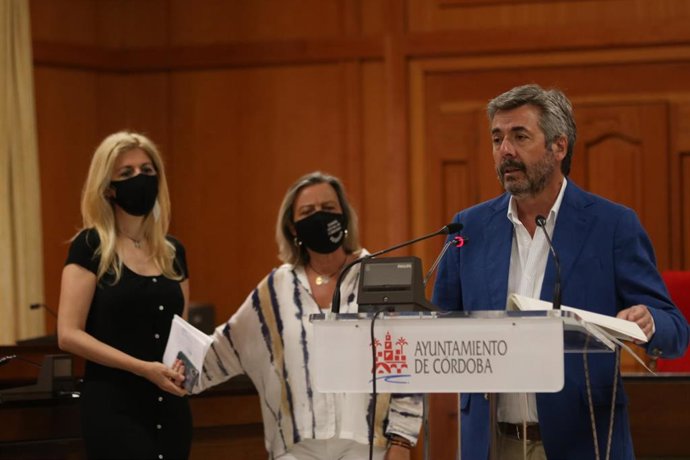 Miguel Ángel Torrico con Isabel Albás y Lourdes Morales.