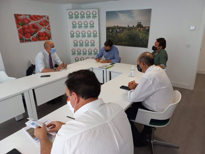 Reunión del candidato a las primarias del PSOE-A Luis Ángel Hierro con representantes de UPA Andalucía.