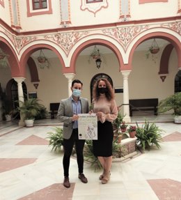 La delegada de Juventud del Ayuntamiento de Alcalá de Guadaira (Sevilla), Rosa Carro (Cs), conel diseñador Javier Ordóñez.