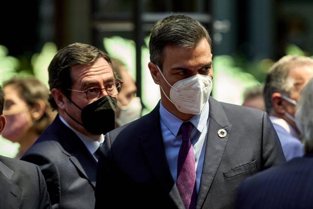 El presidente de la CEOE, Antonio Garamendi (i) y el presidente del Gobierno, Pedro Sánchez (d), en la presentación del Plan de Acción para la Internacionalización de la Economía Española 2021-2022, en la sede del Instituto de Comercio Exterior (ICEX), a 
