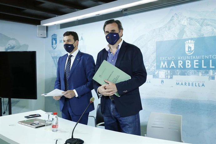 El concejal del Ayuntamiento de Marbella, Cristóbal Garre, y el portavoz municipal, Félix Romero, tras la junta de gobierno local