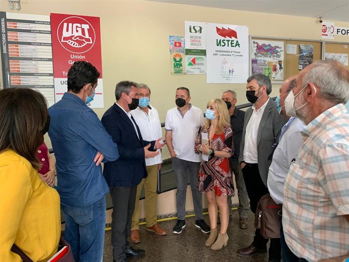 Reunión del candidato de las primarias del PSOE-A Juan Espadas con el Consejo Regional de UGT-A.