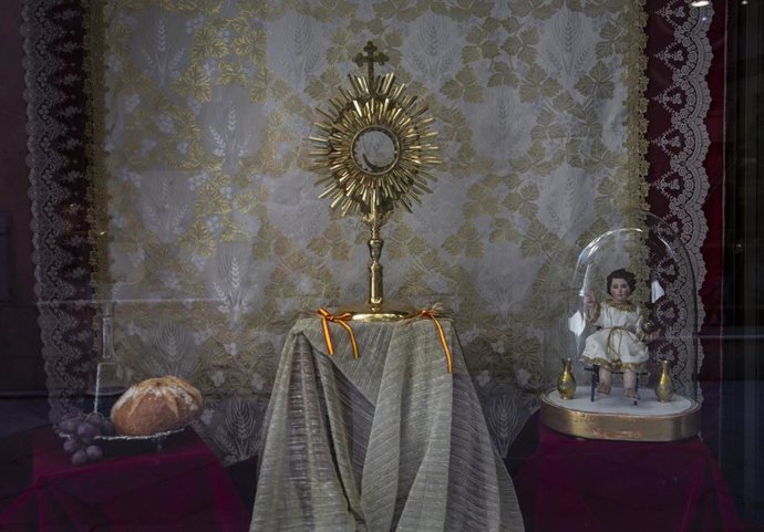 Archivo - Escaparate con motivos sacramentales por el Corpus Christi en foto de archivo