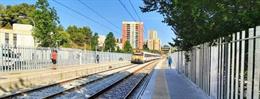 Renfe enllesteix les obres de millora dels tancaments a l'estació de Torre del Baró de Barcelona.