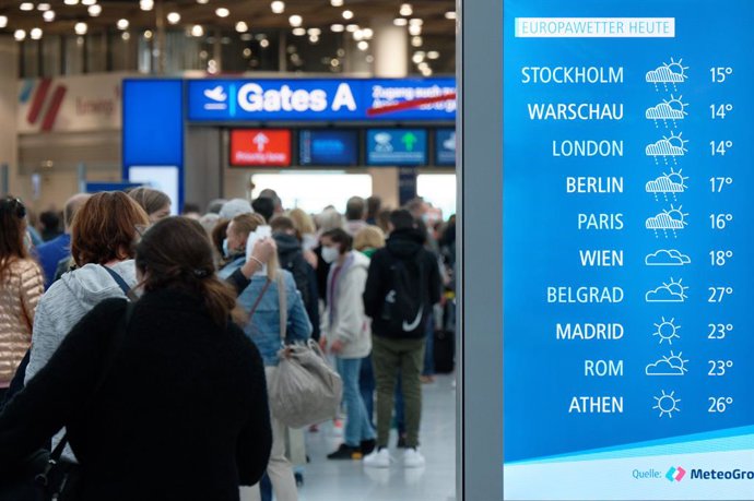 22 May 2021, North Rhine-Westphalia, Duesseldorf: Travellers wait before the security check in the departure terminal at Duesseldorf Airport. Photo: Henning Kaiser/dpa