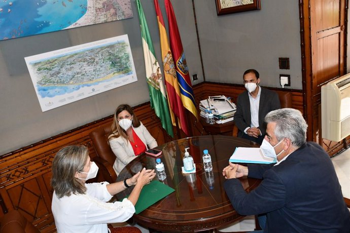 La presidenta de la Diputación de Cádiz, Irene García, durante un encuentro celebrado en el Ayuntamiento de Sanlúcar con los alcaldes de Sanlúcar y de Chipiona, Víctor Mora y Luis Mario Aparcero, y la delegada territorial de Agricultura, Ana María Bertó